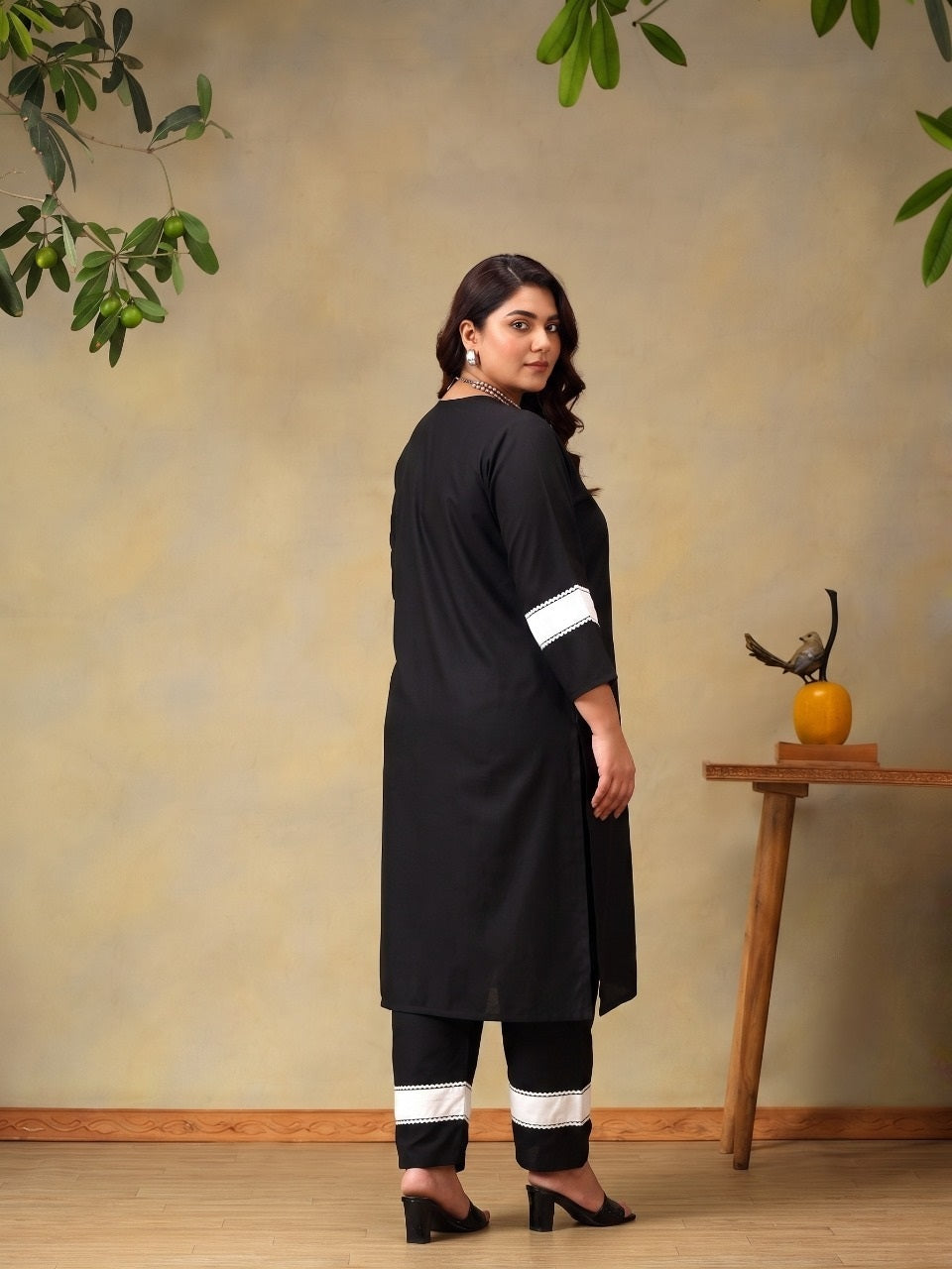 Women Plus Size Kurta with Trousers